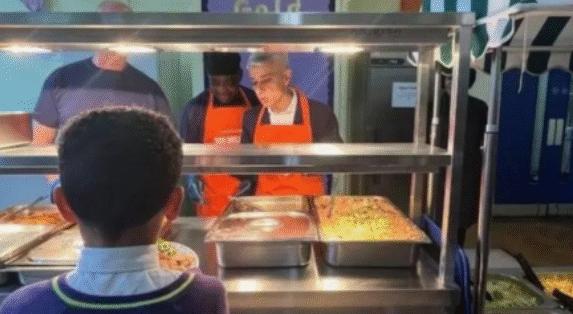 Mayor celebrates 100 million free school meals
